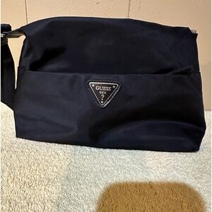 Small black guess purse. H 6.3”, L 9.5” D6”